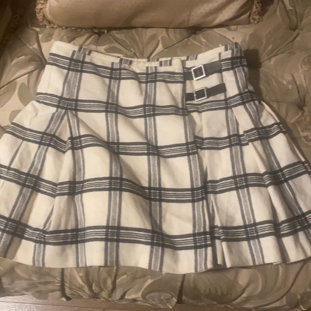 Banana republic kilt skirt. NormalWear size  12. Cream black and gray plaid.